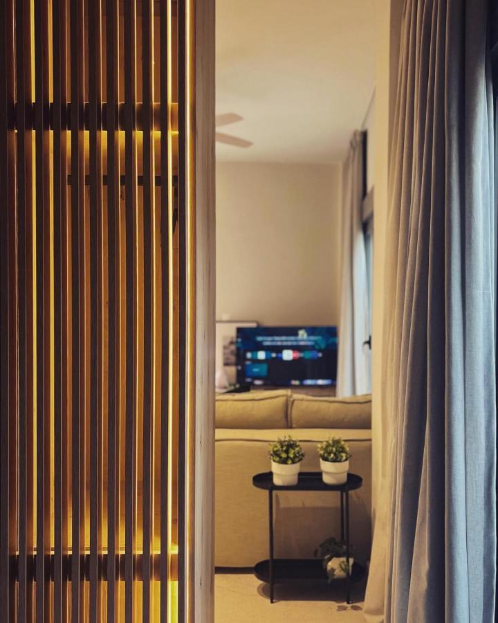 Luxurious Wooden Detail Flat In City Center Chalkida Exterior photo
