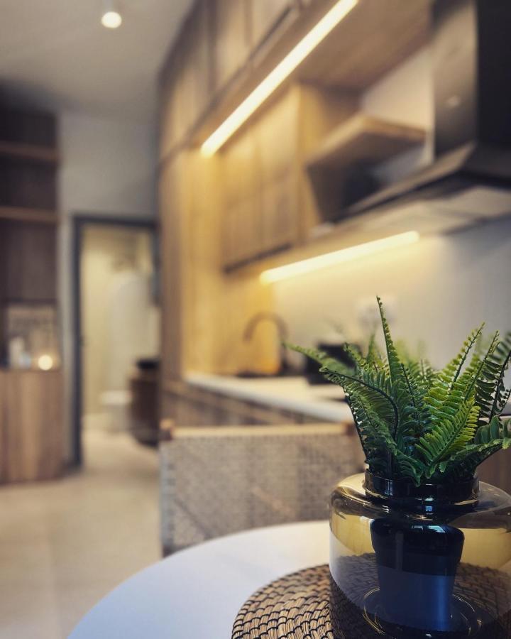 Luxurious Wooden Detail Flat In City Center Chalkida Exterior photo