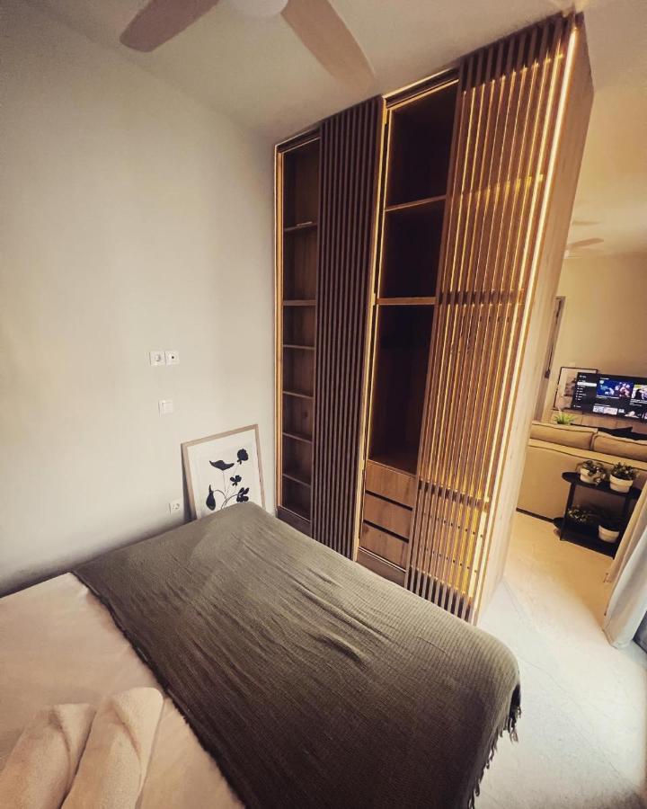 Luxurious Wooden Detail Flat In City Center Chalkida Exterior photo