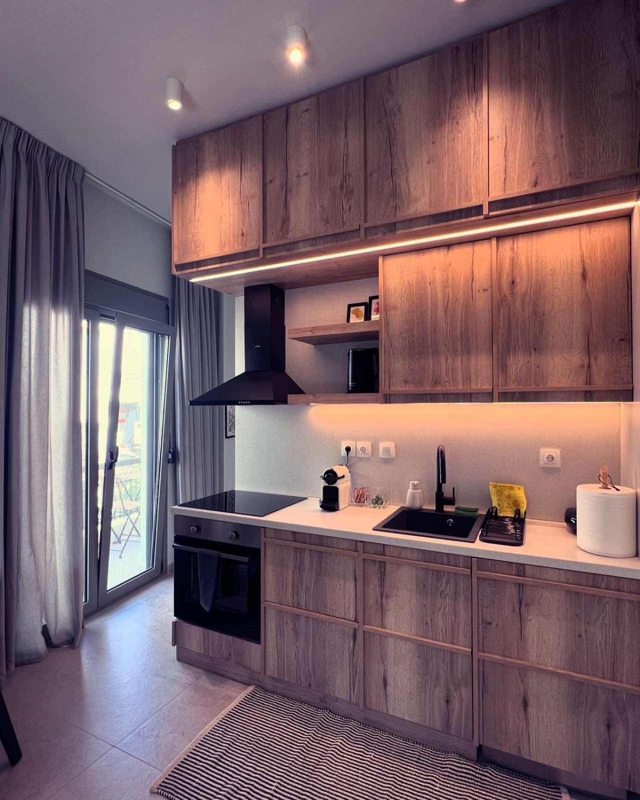 Luxurious Wooden Detail Flat In City Center Chalkida Exterior photo